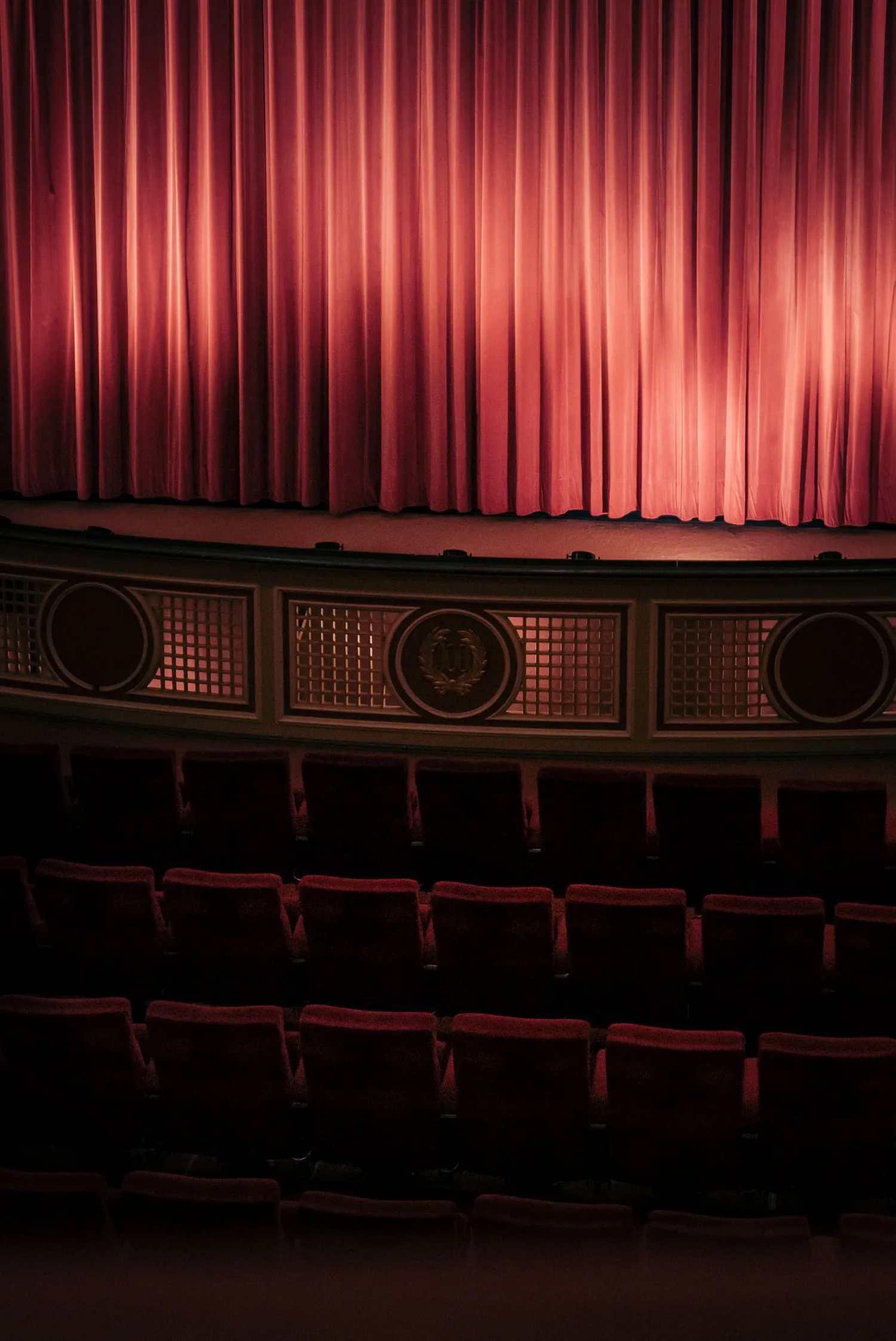 Telón rojo de un teatro clásico a punto de abrirse para un evento