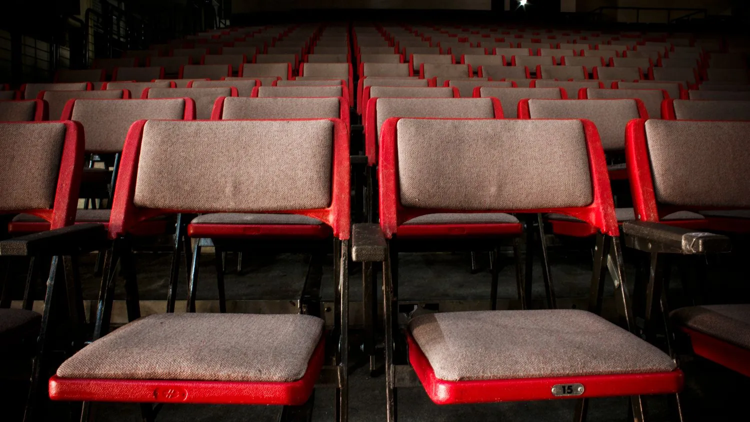 Sala de butacas lista para una dinámica de team building teatral