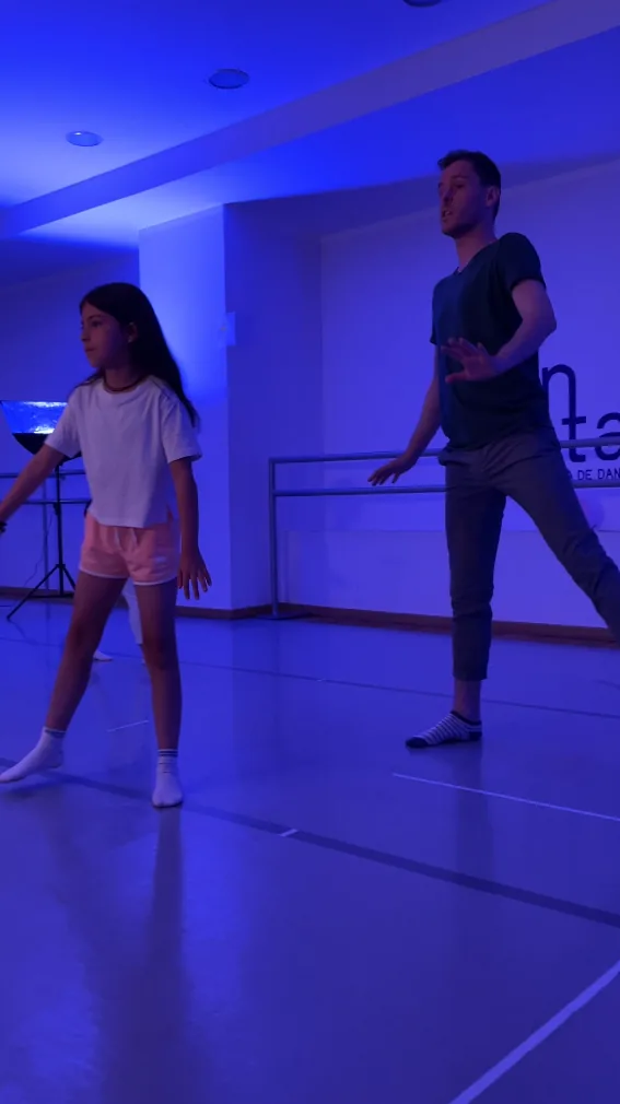 Ejercicio de cuerpo y presencia en una clase de teatro en Tetuán