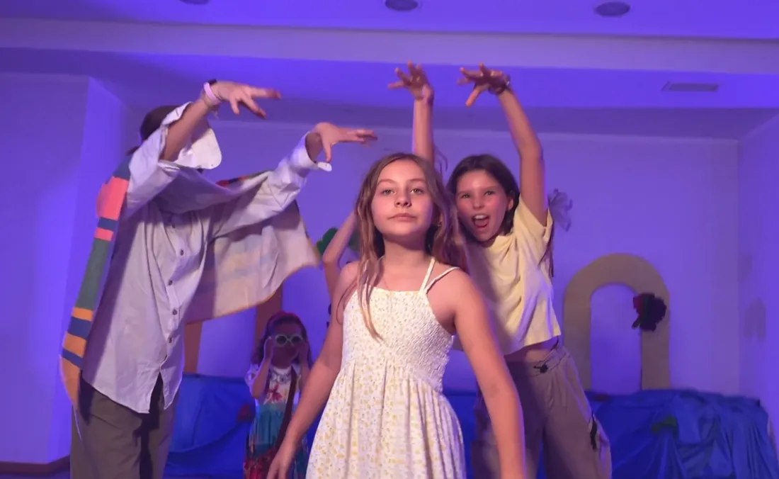 Muestra de clase de Escena Zero bajo luz de escenario