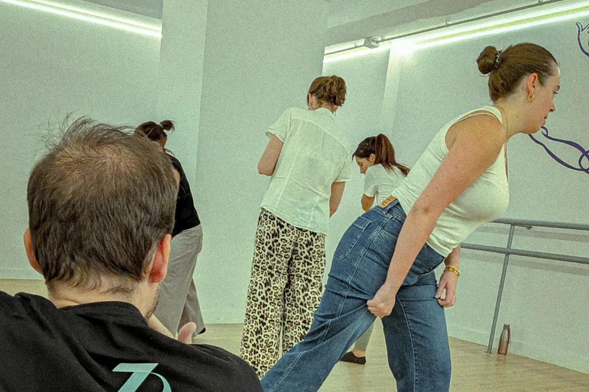 Alumnas de El Lab en un ejercicio de movimiento por la sala, con Iñigo Zubiri de espaldas en primer plano