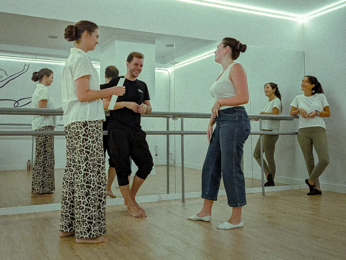 Iñigo Zubiri se ríe con tres alumnas junto a la barra en una clase de prueba de El Lab, teatro para adultos en Tetuán