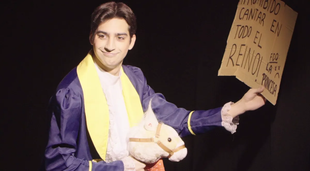 Escena de El típico cuento con el cartel de prohibido cantar en el reino