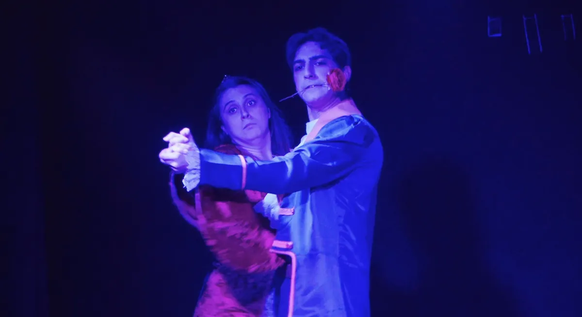 Escena de El típico cuento bajo luz azul