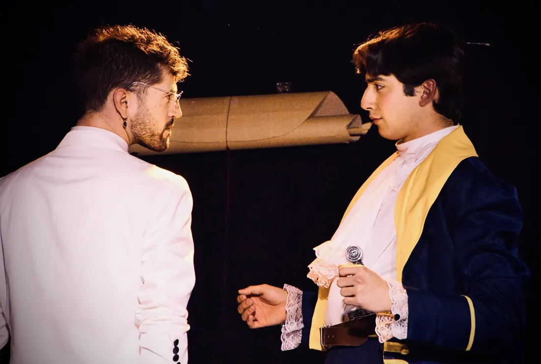 Dos personajes de El típico cuento frente a frente